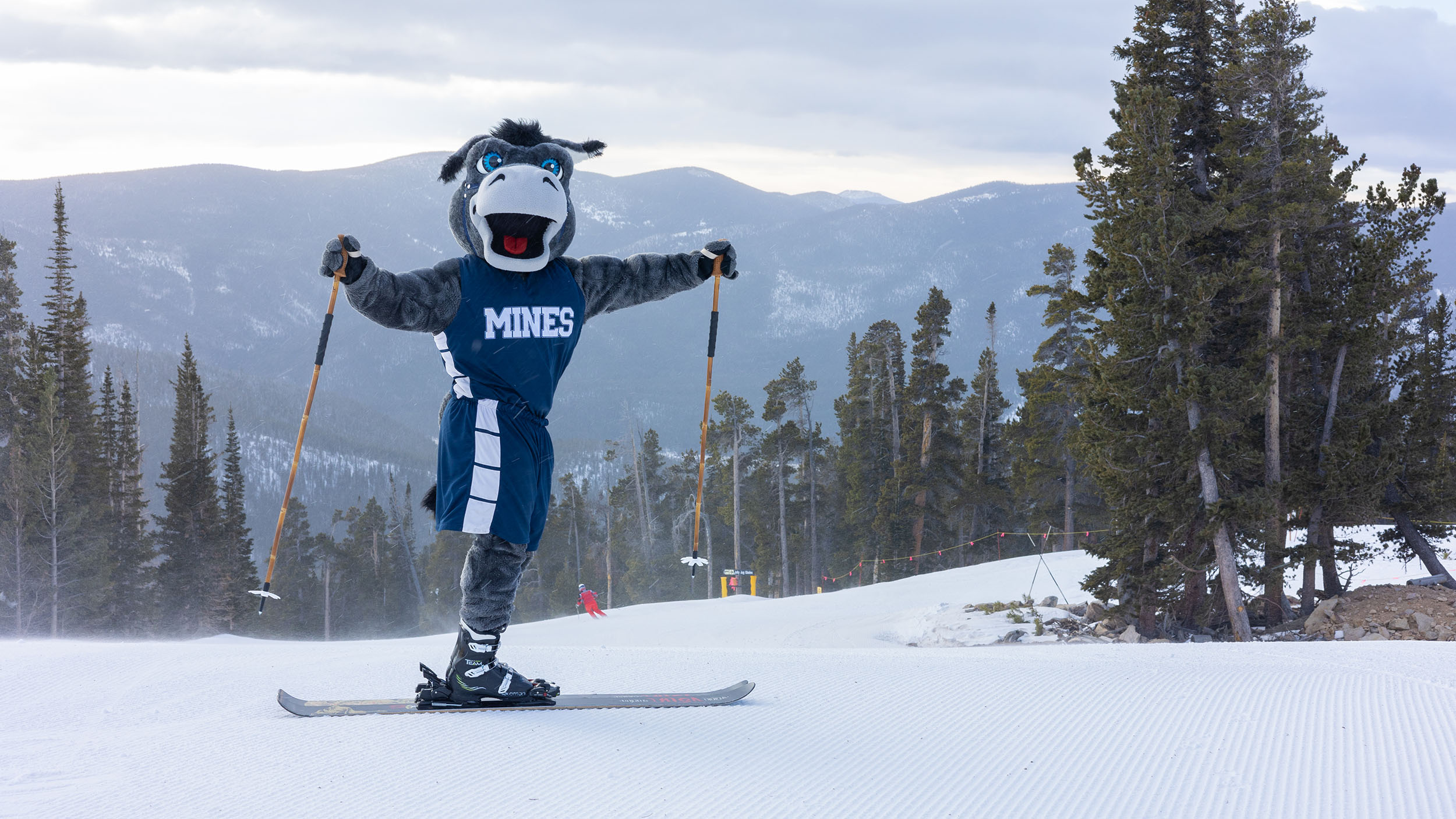 Mascot Blaster skiing